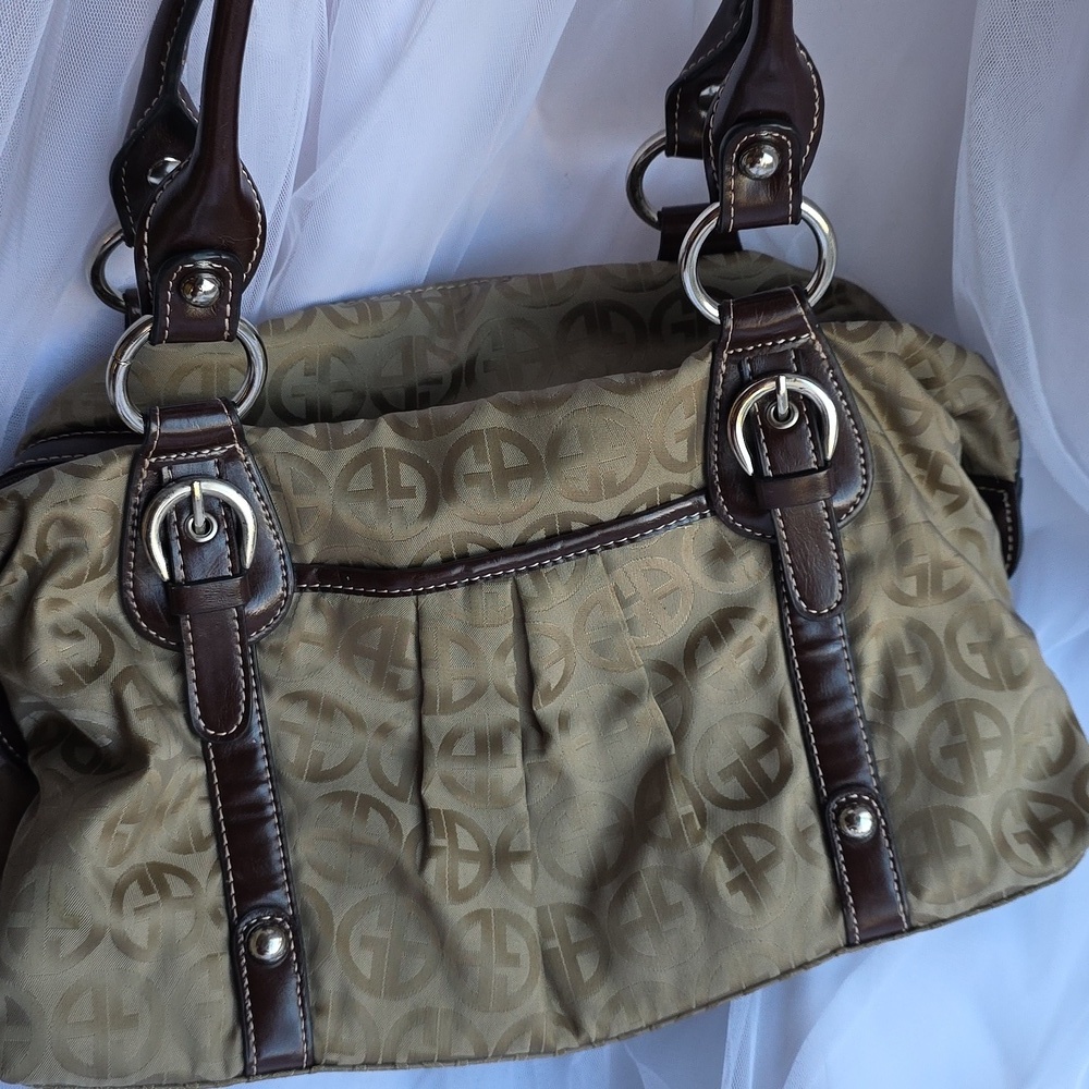 Giani Bernini Elegant Tan Shoulder Bag with Dark Brown Accents - Picture 3 of 12